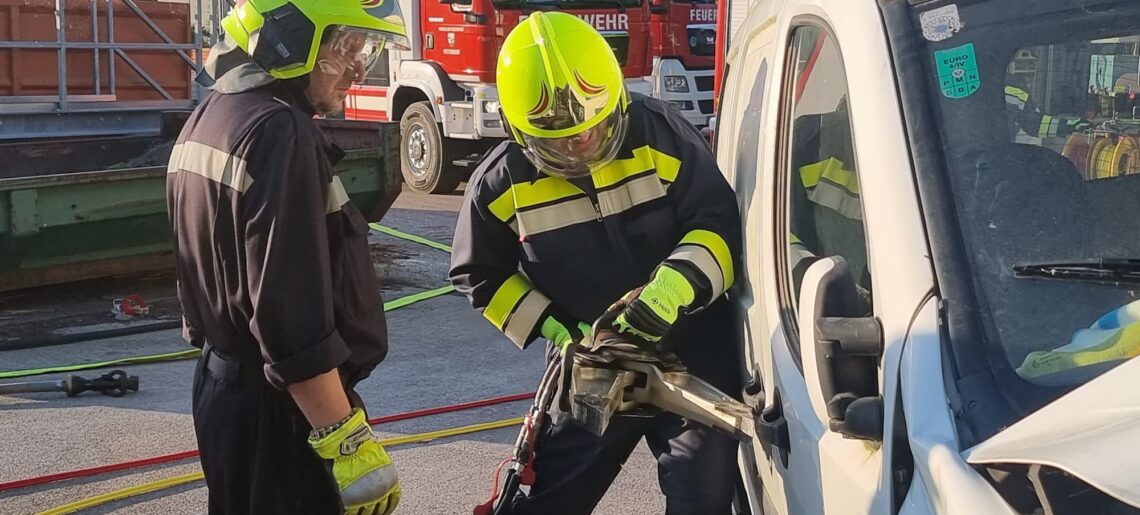 ** Erfolgreiche Ausbildung: Freiwillige Feuerwehr Pottendorf trainiert mit hydraulischem Rettungssatz **