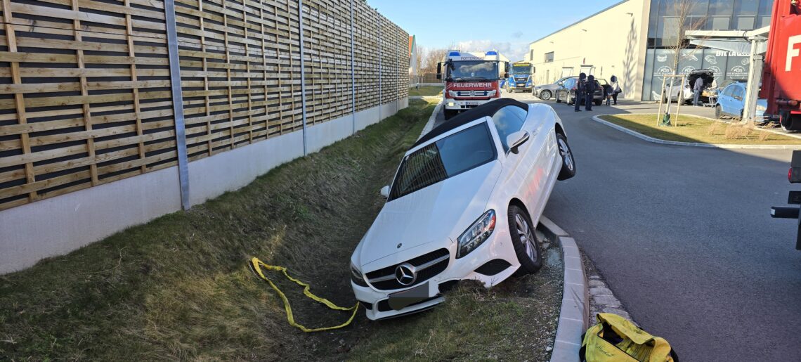 04 – Technischer Einsatz – PKW im Graben